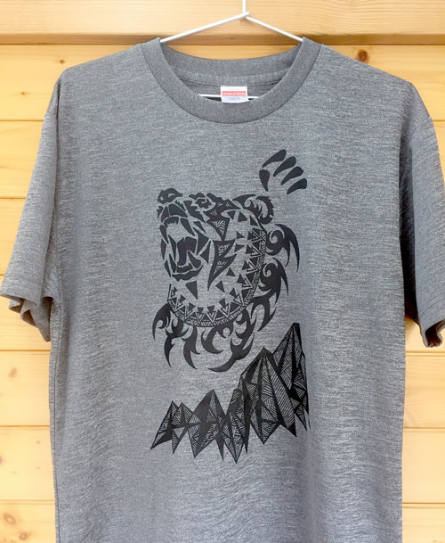 剣岳とツキノワグマをデザインしたTシャツ